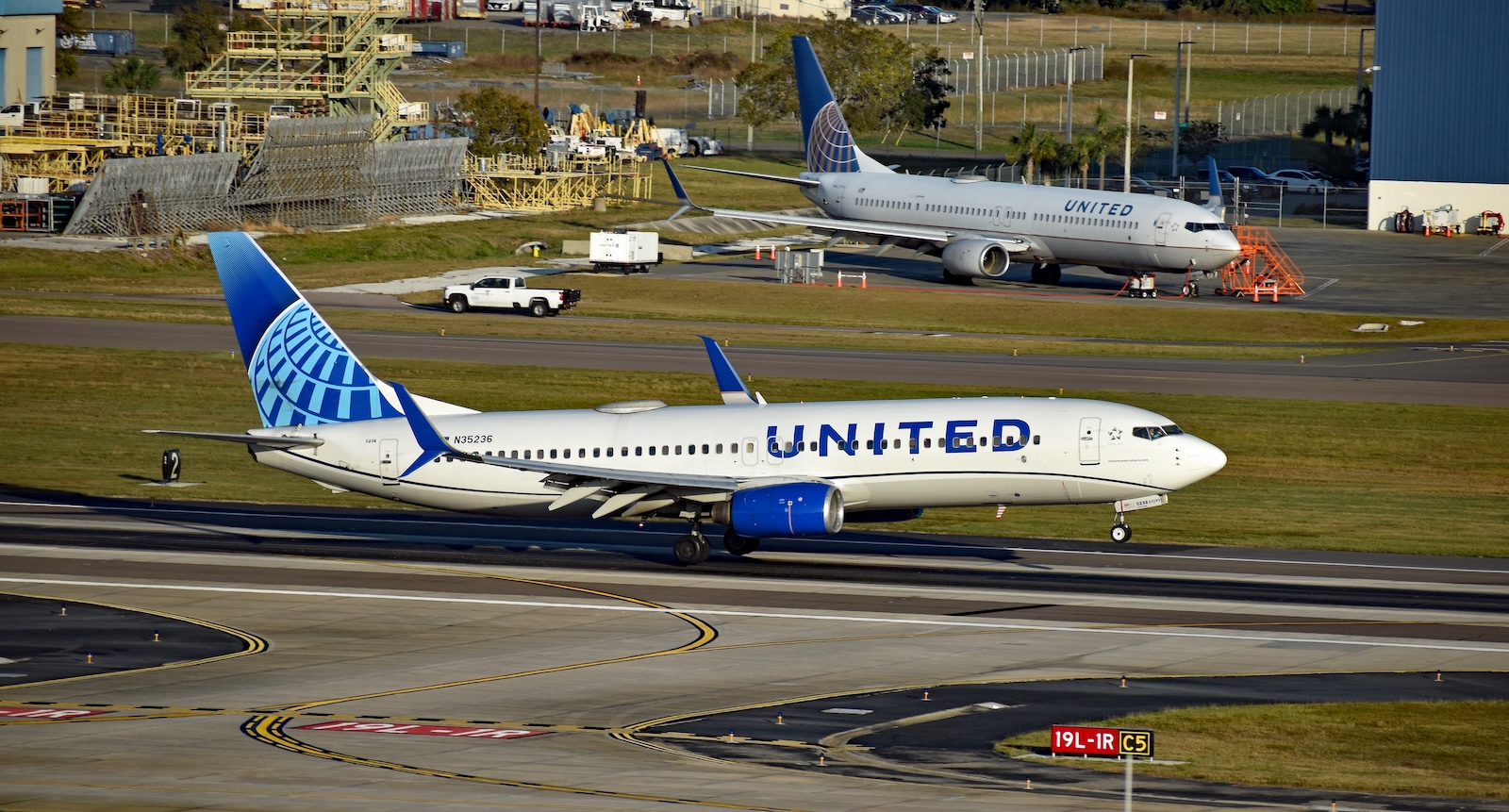 A United Boeing 737-800